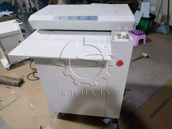 آلة تقطيع الورق المقوى للبيع