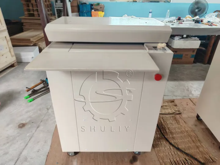 Corrugated paperboard shredding machine